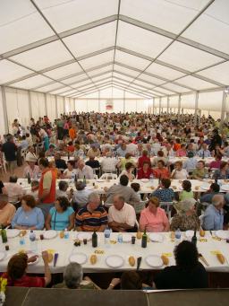 Una de las enormes carpas donde se comió