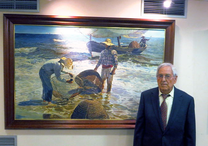 Eduardo Royo junto a una de sus obras