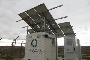 Antena de telefonía en Blesa. Paneles fotovoltaicos arrancados por el viento.