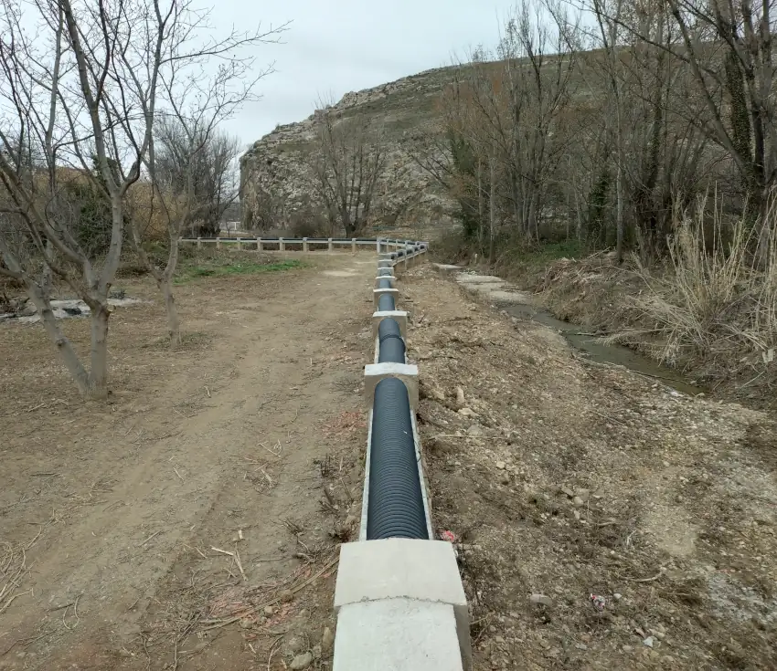 Tubería aérea de aguas fecales demasiado pegada al cauce del río Aguasvivas