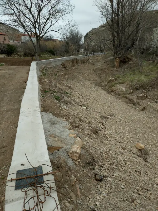 Tubería aérea de aguas fecales demasiado pegada al cauce del río Aguasvivas