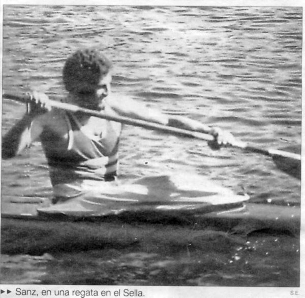 Javier Sanz en piragua en una regata en el río Sella.