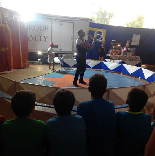 Actuación de un circo familiar francés en Blesa (Teruel)