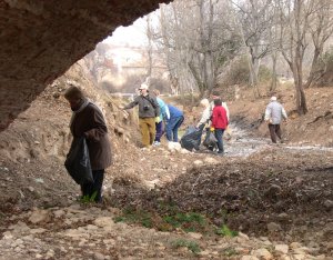 Limpiando el río. Foto A. Cirujeda