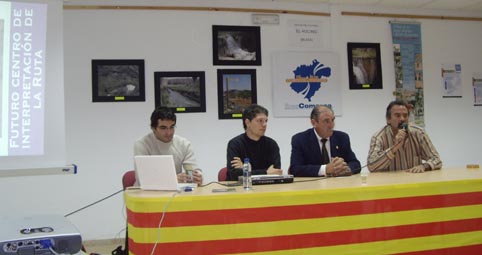 Momento de la presentación de la ruta ante el público de Blesa y otros pueblos, y el consejero de turismo de la Comarca