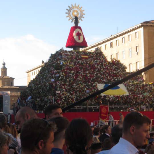 El grupo El Hocino, en la ofrenda de flores a María en Zaragoza el 12 de octubre de 2022 