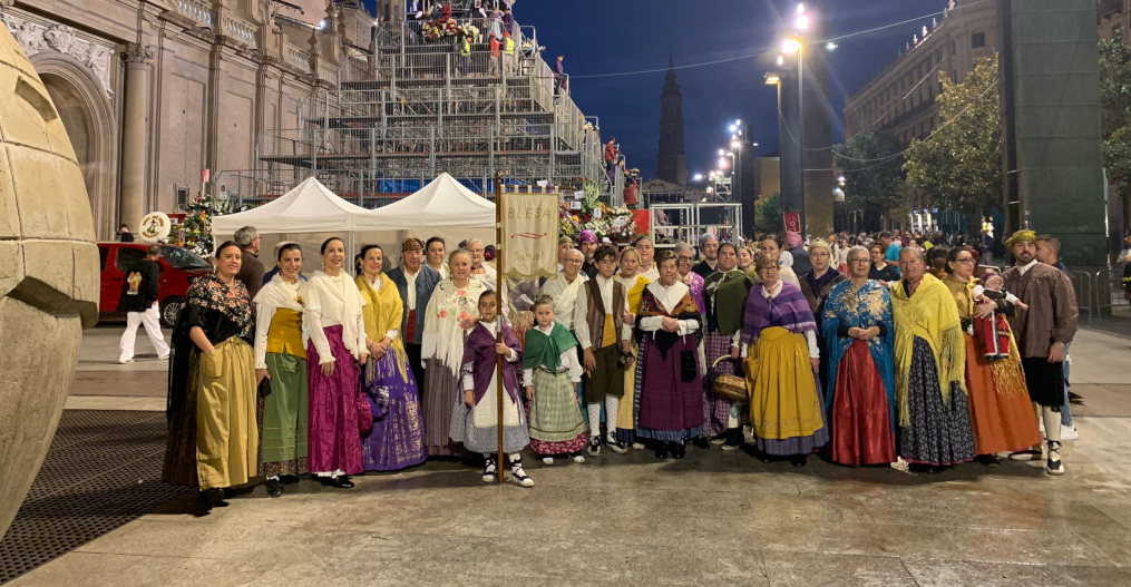 La Asociación Cultural El Hocino de Blesa (Teruel, Aragón) en la ofrenda de flores.