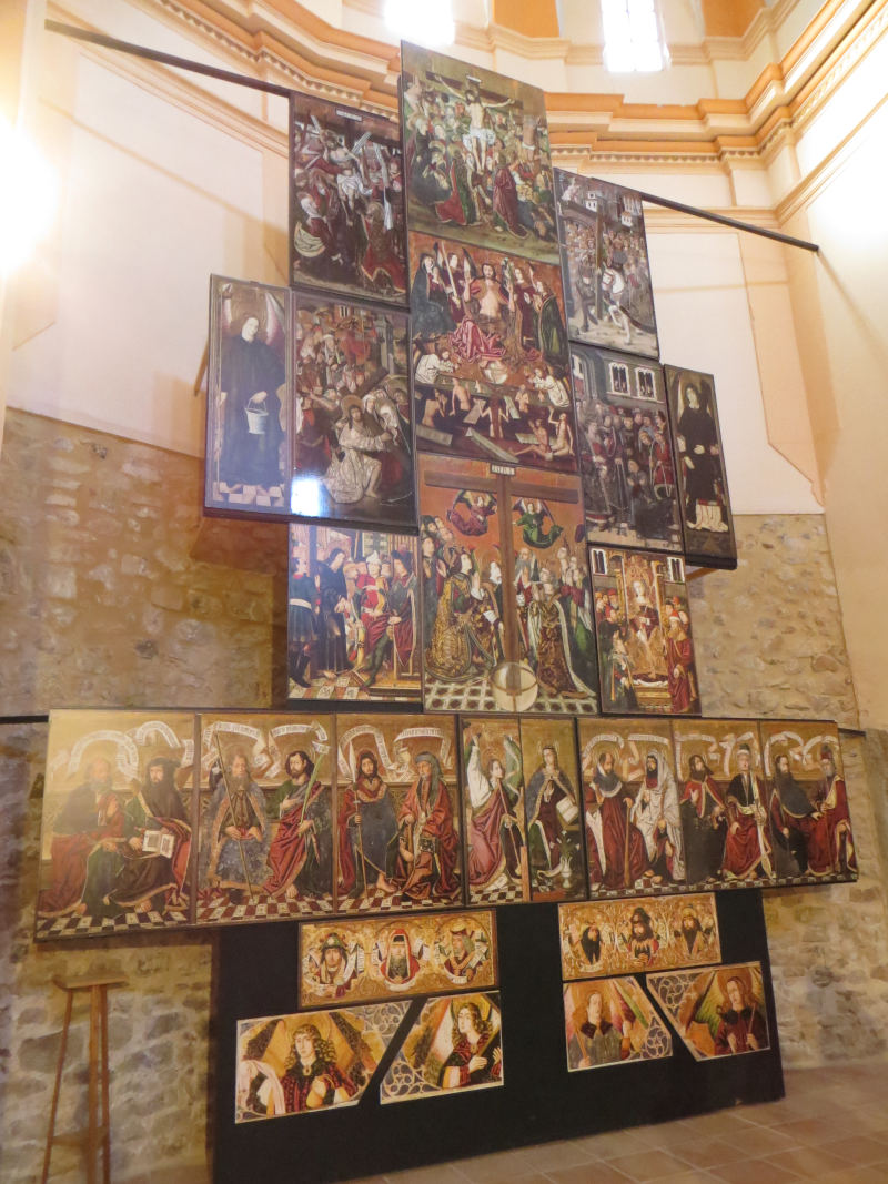 Colocando las últimas copias fotográficas de las pinturas góticas del retablo de la Santa Cruz (Blesa, Teruel).