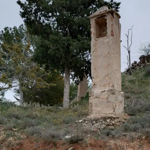 Primer pilón del Viacrucis de Blesa, vista frontal desde la carretera. Es el único con una capilla.