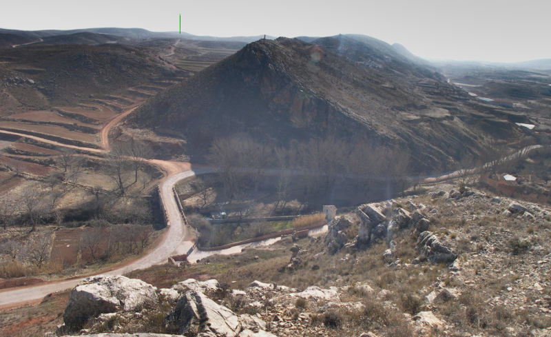 Camino de Blesa a Muniesa por detrás del cerro de San Jorge (una línea vertical marca el camino en el horizonte)