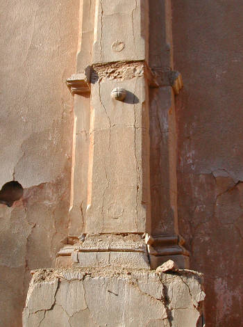 Ruinas de la ermita del Pilar de Blesa. Adorno de columna.  (foto F.J.L.A.)