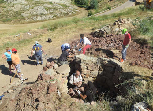 Haciendo un horno de yeso de manera tradicional en Galve (Aragón)