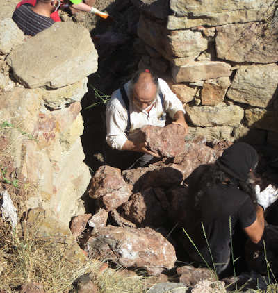 Haciendo un horno de yeso de manera tradicional en Galve (Aragón)