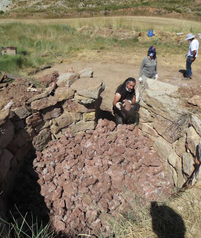 Haciendo un horno de yeso de manera tradicional en Galve (Aragón)