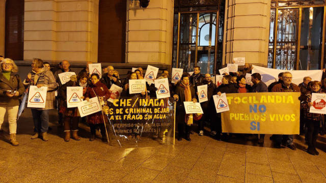 Protestas en Zaragoza pro los vecinos de El Frago porque amenazan quitarles su escasa agua con un pozo aguas arriba, para una macro-granja porcina en Biel. Similar caso al río Aguasvivas entre Huesa y Blesa.