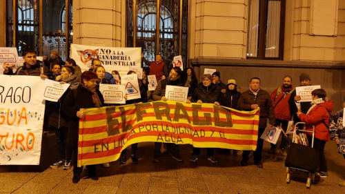 Protestas en Zaragoza pro los vecinos de El Frago porque amenazan quitarles su escasa agua con un pozo aguas arriba, para una macro-granja porcina en Biel. Similar caso al río Aguasvivas entre Huesa y Blesa.