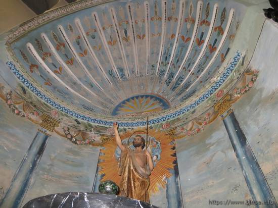 Iglesia de Huesa del Común, pintada por Salvador Gisbert. Detalle de la pila bautismal y su decoración mural.