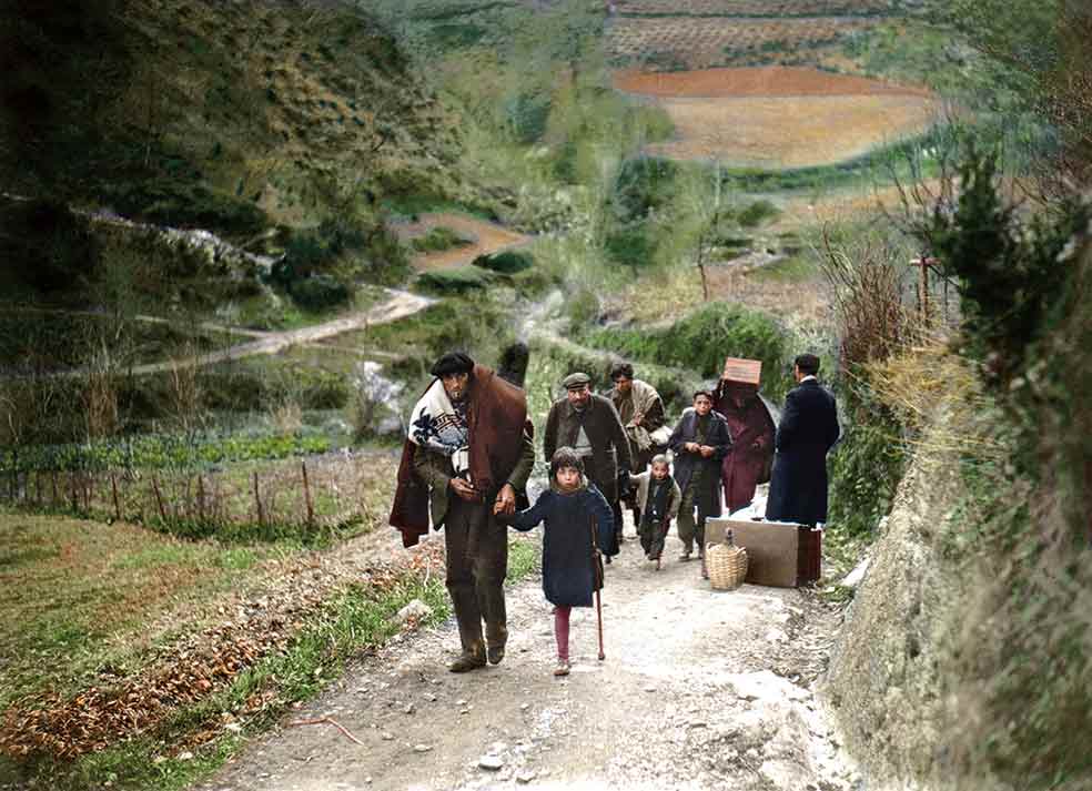  Una familia del Pirineo, cuyos dos niños han sufrido la amputación se sendas piernas, por culpa de la maldita aviación legionaria. 